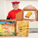 「稲むらの火」と明石焼きの紙芝居を紹介する福石健一さん＝明石市内