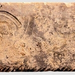 二見横河公園の塀から見つかった「鍾馗」を描いたれんが（明石市提供）