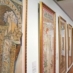 女優「サラ・ベルナール」主演の演劇のポスターが並ぶ＝明石市立文化博物館