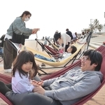 展望エリアのハンモックカフェでくつろぐ親子＝明石市中崎１