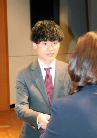 丸谷聡子市長から辞令を受け取る新入職員の中山奏音さん＝明石市中崎１