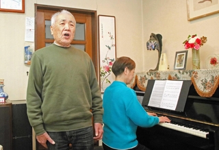 本番に向け自宅で練習を重ねる安藤勉さん（左）と越智惠さん＝明石市大久保町大久保町