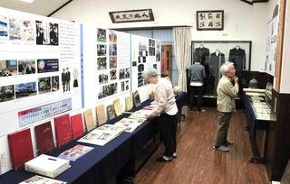 歴代の制服や写真、卒業アルバムなどさまざまな資料が並ぶ館内＝明石高校