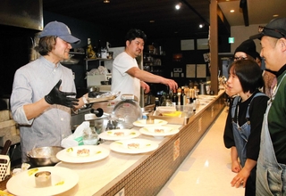 シェフの河合稔明さん（左）、川本高教さん（左から２人目）に質問する参加者ら＝明石市大久保町江井島