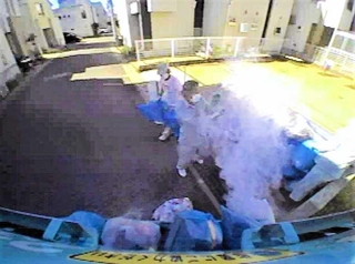 ごみ収集時にマイクロビーズが飛散した瞬間。一気にビーズが広がることが分かる＝明石市内（同市提供）