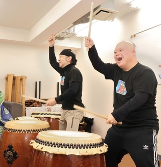 本番に向けて練習する山岡孝平さん（右）と塩原良さん＝こうべ輪太鼓センター
