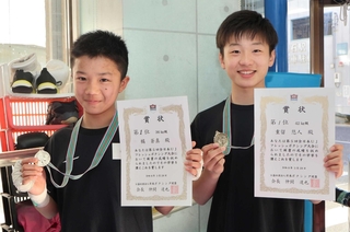 ボクシングの全国大会で優勝した橘蒼真さん（左）と重留悠人さん＝明石市小久保２