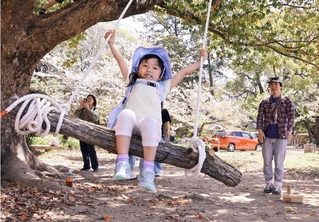 ロープのブランコを楽しむ子ども＝県立明石公園