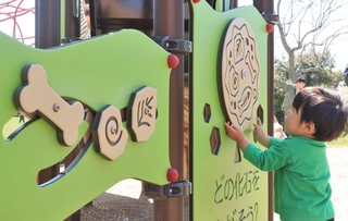 化石のイラストが描かれたパネルは動かして遊べる＝明石市大久保町八木