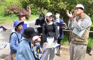 柴田剛さん（右）の解説に耳を傾ける参加者ら＝県立明石公園