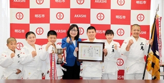 丸谷聡子市長（中央）を表敬訪問した選手たち＝明石市役所