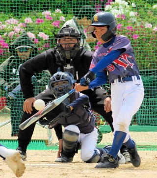 ジャストミートするＦＫの選手＝明石海浜公園