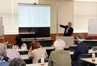 小泉昭夫名誉教授が解析の結果を説明した報告会＝明石市東仲ノ町