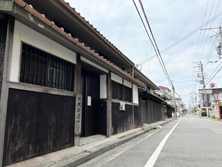 西国街道沿いに広がる街並み。宿場町の風情が色濃く残る＝明石市大蔵八幡町