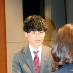 丸谷聡子市長から辞令を受け取る新入職員の中山奏音さん＝明石市中崎１