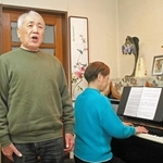 本番に向け自宅で練習を重ねる安藤勉さん（左）と越智惠さん＝明石市大久保町大久保町