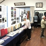 歴代の制服や写真、卒業アルバムなどさまざまな資料が並ぶ館内＝明石高校