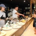 シェフの河合稔明さん（左）、川本高教さん（左から２人目）に質問する参加者ら＝明石市大久保町江井島