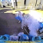 ごみ収集時にマイクロビーズが飛散した瞬間。一気にビーズが広がることが分かる＝明石市内（同市提供）