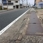 山陽電鉄中八木駅東側にある県道明石高砂線の歩道。狭く段差が目立つ＝明石市大久保町谷八木