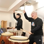 本番に向けて練習する山岡孝平さん（右）と塩原良さん＝こうべ輪太鼓センター