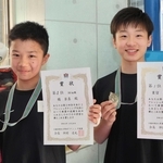 ボクシングの全国大会で優勝した橘蒼真さん（左）と重留悠人さん＝明石市小久保２