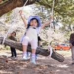 ロープのブランコを楽しむ子ども＝県立明石公園