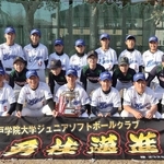 全国大会で初の準優勝を果たした神戸学院大学ジュニアソフトボールクラブの選手、監督ら＝神戸市西区池上２