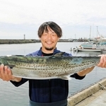 一本釣りサワラをＰＲする宮﨑鉄平さん＝明石浦漁港