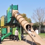 アカシゾウをイメージした巨大遊具＝明石市大久保町八木