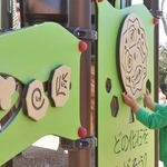 化石のイラストが描かれたパネルは動かして遊べる＝明石市大久保町八木