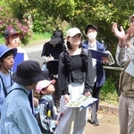 柴田剛さん（右）の解説に耳を傾ける参加者ら＝県立明石公園