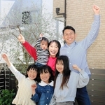 出発に向けて意気込む柏木優作さん（上段右）と妻春香さん（同右から２人目）ら家族＝明石市内