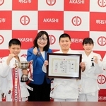 丸谷聡子市長（中央）を表敬訪問した選手たち＝明石市役所