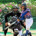 ジャストミートするＦＫの選手＝明石海浜公園