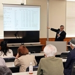 小泉昭夫名誉教授が解析の結果を説明した報告会＝明石市東仲ノ町