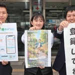 「ひょうご防犯ネット＋」の利用登録を促すチラシなどを手にＰＲする明石署員＝明石署