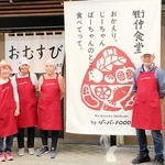 ５月１日にオープンする「街仲食堂」で働くメンバーら＝明石市本町１