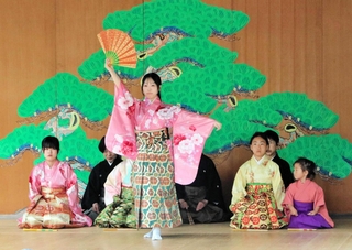仕舞を披露する子どもたち＝明石市魚住町中尾