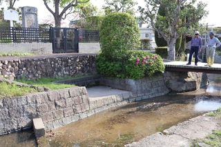 農業用水を供給してきた林崎掘割。左上に見えるのが「林崎掘割渠記碑」＝明石市明南町３