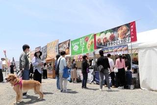 唐揚げ店やギョーザ店などが軒を連ねる会場＝明石市中崎１