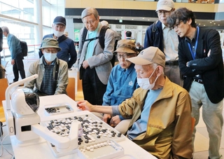 ＡＩ囲碁ロボットとの対戦コーナー＝明石市大明石町１