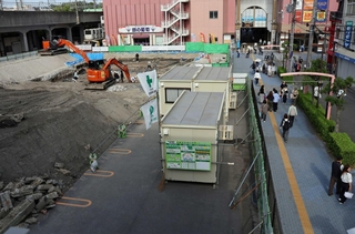 マンションの建設予定地。奥にアスピア明石が見える＝明石市東仲ノ町