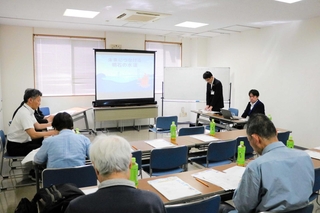 市民が参加した水道事業についての説明会＝明石市役所