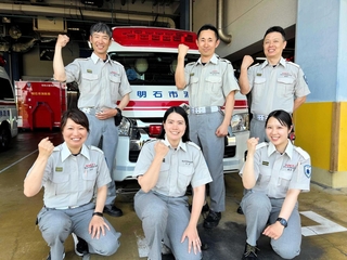 人員が多い昼間などで増隊される救急隊のメンバー。育児中の職員も含まれる＝明石市藤江