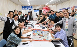 イベント開催に向けて準備を進める実行委員会のメンバーら＝明石市本町１