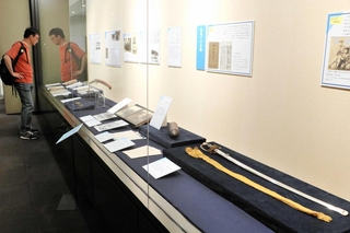地域に残る資料や調査結果などが並ぶ会場＝明石市立文化博物館