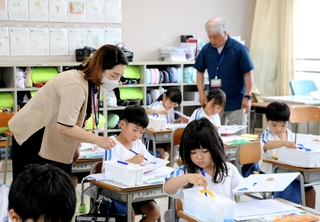 授業をサポートする藤田麻美さん（左）と松森巡さん（奥）＝大観小学校