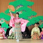 仕舞を披露する子どもたち＝明石市魚住町中尾