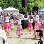 フラダンスなどの発表で盛り上がるステージ＝明石市明石公園